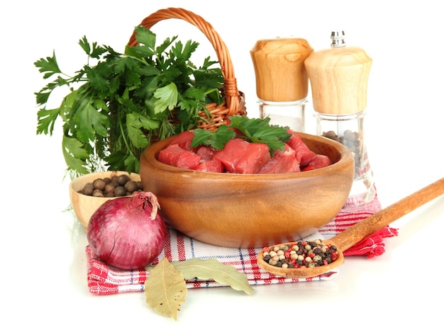 Svěžé ingrediencie na kuchynskom stole